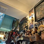 北浜レトロ - 店内は英国風。クマがたくさん