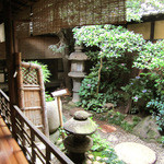 今原町家 - 1階の中庭。燈籠が見えます