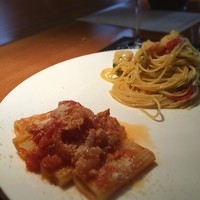 インカメラ コン テラッツァ - パスタ 帆立とズッキーニのペペロンチーノ 仔牛と新玉ねぎのトマトソースのリガトーニ