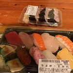 ちよだ鮨 - 料理写真:ちよ折・すみれ 899円、まぐろたたき巻 399円（いずれも税込）