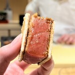 奥 - マグロカツサンド