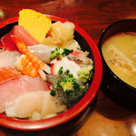 魚春 - ランチ海鮮丼 800円お味噌汁サラダ付き