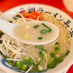 元祖ラーメン 元長屋 - 　まずはスープを一口。舌に広がる豚骨の旨味。 クリーミーだが、くどさはない。