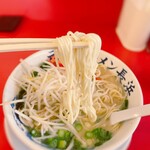元祖ラーメン 元長屋 - 次に麺をすする。細麺ならではの歯切れの良さが心地よい。 あっという間に胃袋へと収まっていく。
