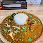 スパイスカレー あかつ亭 - 2種盛（大根とサバのカレー、白菜入りポークキーマ）