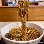 かむら屋 - 硬めに茹でられた細ちぢれ麺