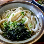 ヨコクラうどん - うどんに葱油とわかめトッピング
