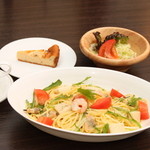 チーズケーキ CAFE MAGY - 夏の定番冷製パスタ：柑橘系の風味とシーフードが抜群の調和を引き出しています。