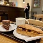 スターバックス・コーヒー - 料理写真:石窯フィローネの照り焼きチキン、チョコレートケーキ、マグのホットカプチーノ！