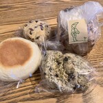 パリット フワット - 左から時計回りチーズ、クランベリー、宝石箱、
                                紅茶スコーン