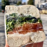 TANUKI APPETIZING - スモークサーモンサンド 800円