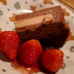 ウエストパパ - チョコとカフェオレのケーキ、苺添え