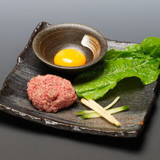 [和牛炙りユッケ]鮮度抜群でお肉本来の味を愉しめる