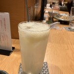 酒菜処 きっすい - 広島レモンのレモンサワー。名前忘れた。泡がモリモリしてます。