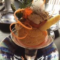 くりゑンテ カワバタ - 前菜一皿目
                鱧、エビ、イクラが鱒の燻製のリエットを詰めたシューの上に