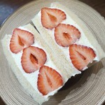 DAIBAN COFFEE cafe - フルーツサンド(あまおう)2切れ 1,300円✨たっぷりの生クリームにしっとりのパン、そして存在感 抜群の甘い苺！