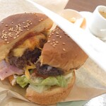 DAIBAN COFFEE cafe - ベーコンチーズバーガーセット(ドリンク、スープ、野菜のピクルス付き)1,380円＋肉厚パティに変更200円＆ハーフカット✨バーガー袋を2枚つけて頂きありがたい。
