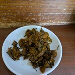 純とんこつ無双 - 小皿に辛子高菜をよそおって⋯