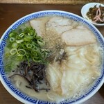 純とんこつ無双 - ワンタン麺大盛が着丼❗️胡椒と胡麻を振って⋯