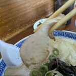 純とんこつ無双 - チャーシューは最近部位を変えたのか？脂身多くなっていた、チャーシューはイマイチと思っていた僕ですが、チャーシューが美味くなってました❗️