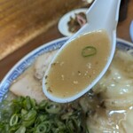 純とんこつ無双 - スープは久留米系の呼び戻しスープ？美味さとコクが合わさった最強スープ