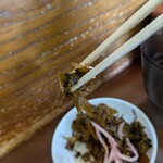 純とんこつ無双 - 辛子高菜をつまみながらラーメンを待つ