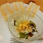 かりん - モーニングのサンドイッチとサラダ