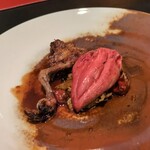 286032959 - ラカンの鳩：肉料理のメイン。ラカン産ピジョノー（鳩）の胸肉ともも肉を血の味わいを残しつつ美味しく仕上げてあります。まずは、丸のまま焼き上がりの姿を見せていただいた後に、カットして、皿へ美しく盛り付けて提供していただきます。♪♬　下に茄子を敷き、ニンニクと胡椒のソース、ボルドーの赤ワインで焼いたトマトと一緒にいただきます。