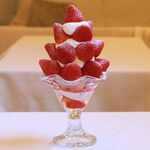 フルーツパーラー・アース - いちごDXパフェ(1月下旬〜4月)