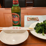 中国食府 双龍居 天満駅前店 - 菜の花葱油風味　400円税込をあてに、青島(チンタオ)ビール　550円税込と共に、