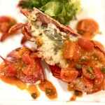 レオーネ・マルチアーノ - カナダ産 活オマール海老のオーヴン焼き地中海風ソース