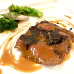 レオーネ・マルチアーノ - 国産牛サーロインの炭火焼き　トリュフたっぷり掛けています。