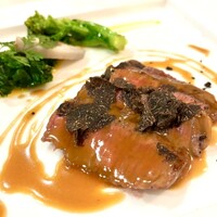 レオーネ・マルチアーノ - 国産牛サーロインの炭火焼き　トリュフたっぷり掛けています。