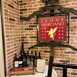 レオーネ・マルチアーノ - 百名店が飾られています。