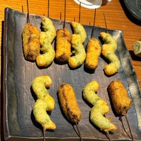 串揚げ 依知川 - 白姫海老のしそ巻き: 塩、豚の角煮(千葉県産いもぶた): 辛子