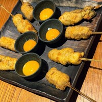 串揚げ 依知川 - 牡蠣:フルーツソース(右)、和牛: 卵黄&特製たれ