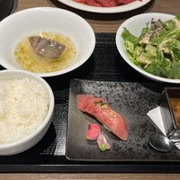 焼肉あきら 本郷本店 - 和牛タテバラの炙り寿司＆タンシチュー＆牛の塩煮込み＆特製ドレッシングのグリーサラダ＆ご飯