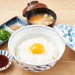 鳥と卵の専門店 鳥玉 - 料理写真:新鮮卵のたまごかけご飯