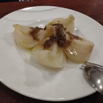 ピッツェリア ファッブリカ 1090 - 新玉ねぎのマリネ　アンチョビとフキノトウのソース