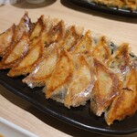 ぎょうざ 歩兵 - 手前の8個が生姜(人*´∀｀)奥がニンニク餃子(*´・ω-)b