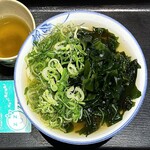 竹清 - かけ小¥450内　美味い。トッピングコーナーには天かす、わかめ、ネギ、生姜などがある。