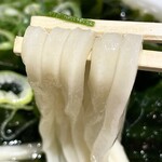 竹清 - かけ小¥450内　美味い。トッピングコーナーには天かす、わかめ、ネギ、生姜などがある。