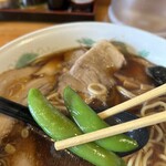 らーめん　ヒグマ - 塩沢店の特長、ほうれん草でなく『スナップえんどう』が入ってます。