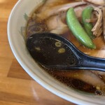 らーめん　ヒグマ 塩沢店 - 濃口正油と生姜の後味がたまらないスープ。ずっと飲んでいた。