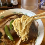 らーめん　ヒグマ 塩沢店 - 中太縮れ麺。スープが絡まって美味しかった。