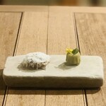 286071590 - ②【アミューズ-2】
                    ★ ハーブ+グリーンオリーブのカヌレ
                    　 新玉葱のキッシュ、パルメジャーノレッジャーノ掛け