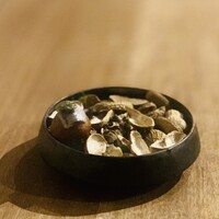 restaurant KAM﻿ - ③ 【アミューズ-3】
                      ★ イワシ+里芋のリエット入り蟹+バジルの焼き菓子、イワシ内臓のペーストのせ