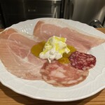 commedia - 生ハムにかかっているオリーブオイルは日本未入荷のため、海外の生産者から直接購入している高級品