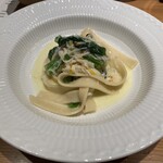 commedia - 蟹とほうれん草のパスタも最高