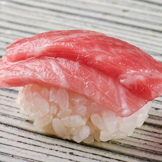 当店ならではの工夫を凝らした地魚の握りや一品料理をご提供